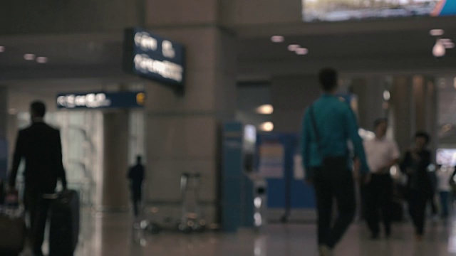 人们和机组人员在机场大厅视频素材