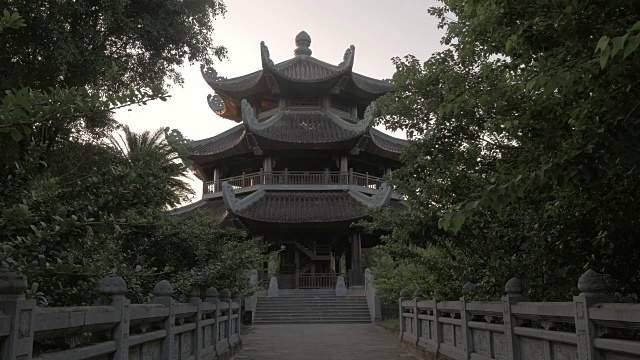 越南，游客拍摄白定寺钟楼视频素材