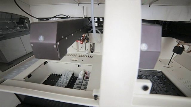 药品、药剂自动化生产线。用于药片生产的制药机械视频下载