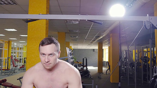 那个人在健身房锻炼肱二头肌视频素材