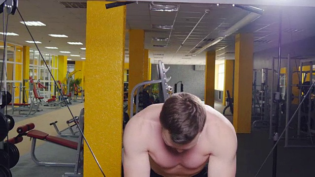 那个人在健身房锻炼肱二头肌视频素材