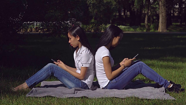 女人穿着休闲上衣和牛仔裤使用手机应用程序视频下载
