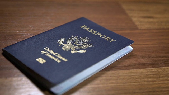 摄影视差拍摄的美国护照，浅自由度视频素材