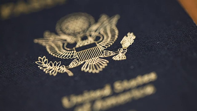 极端CU多莉拍摄的美国护照，浅景深视频素材