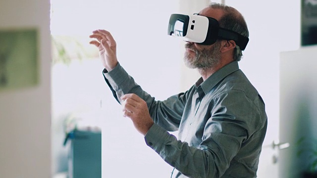 戴着VR眼镜工作的人视频素材