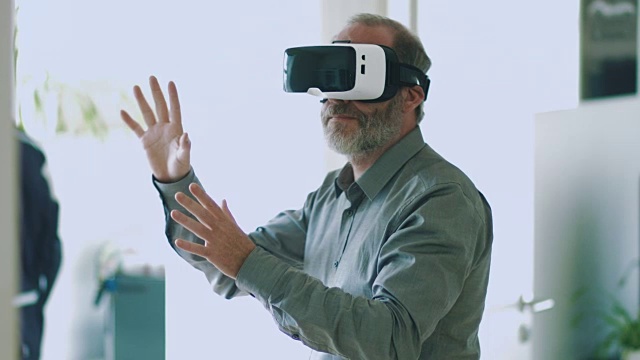 戴着VR眼镜工作的人视频素材