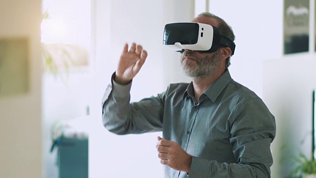 戴着VR眼镜工作的人视频下载