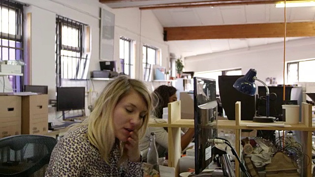 设计师在办公室非正式会议上使用R3D拍摄视频素材