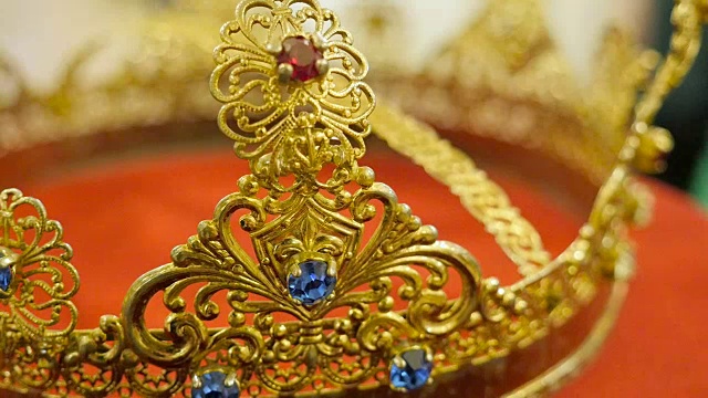 近距离的金色婚礼王冠与sapfire，红宝石和辉煌准备婚礼仪式在教堂。视频下载