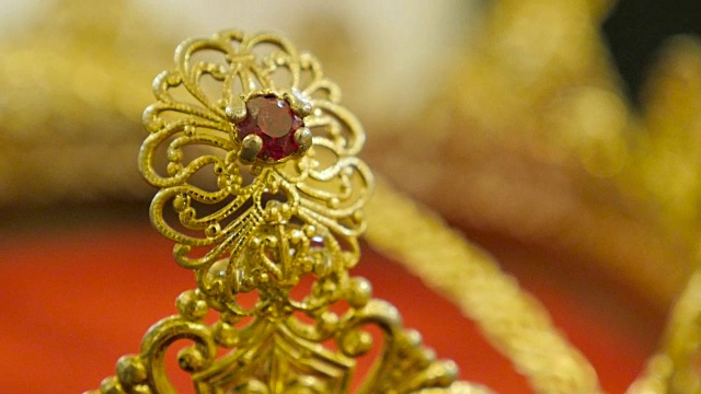 近距离的金色婚礼王冠与sapfire，红宝石和辉煌准备婚礼仪式在一个教堂近距离视频下载