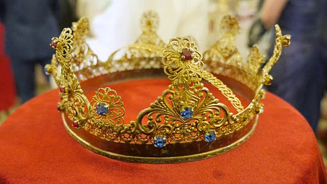 近距离的金色婚礼王冠与sapfire，红宝石和辉煌准备婚礼仪式在教堂。视频下载