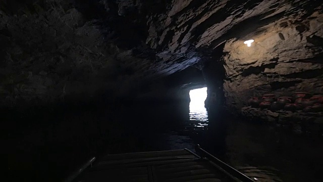 水穿过越南下龙湾的洞穴视频下载