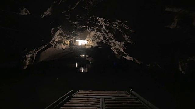 在越南的长安探索黑暗的喀斯特洞穴视频下载
