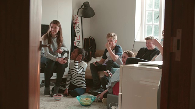 一群青少年在卧室玩电子游戏和聊天视频素材