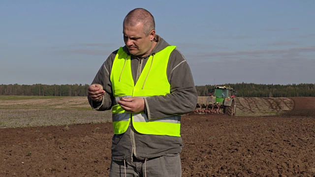 农夫检查了土壤的质量视频下载