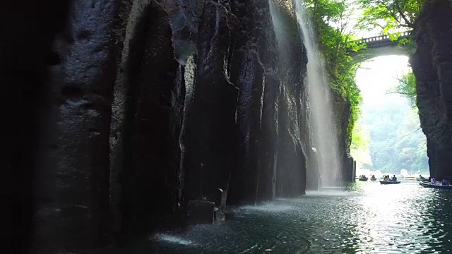 穿过日本宫崎县Tkachiho峡谷的剪辑视频下载