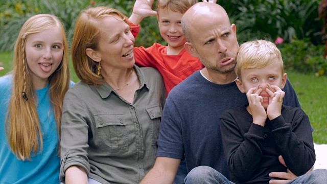 小家庭五人一起在外面做鬼脸——慢镜头视频素材