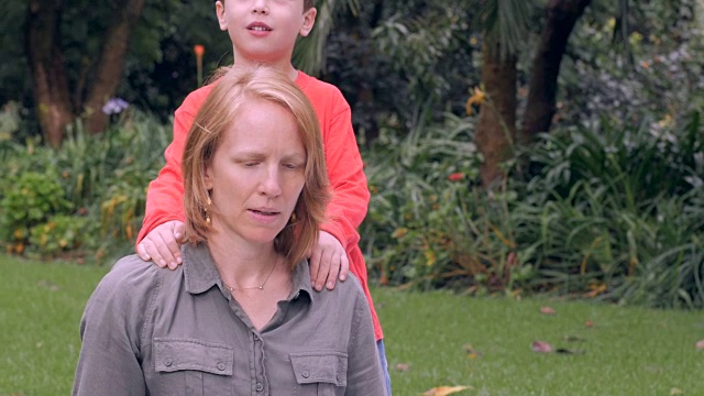 一个紧张的母亲在她的儿子摸她的肩膀时很担心——动作缓慢视频素材
