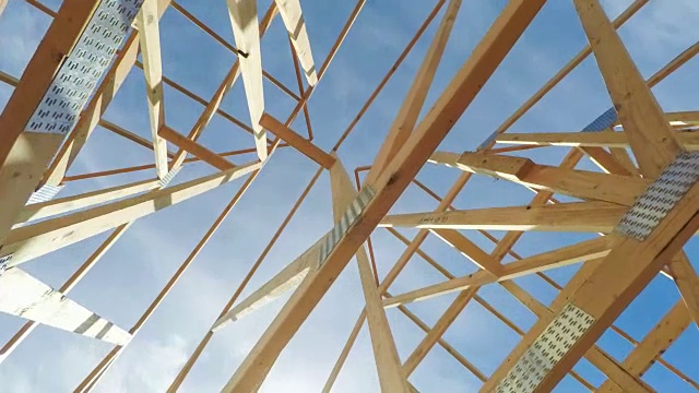 蓝天下的新建筑屋顶梁视频下载