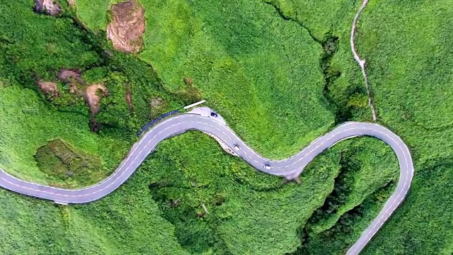 无人机拍摄的Aso山区和蜿蜒的道路视频素材