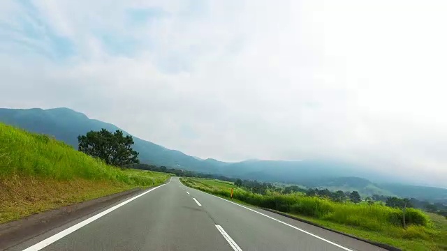 在Aso的乡间路上开车视频下载