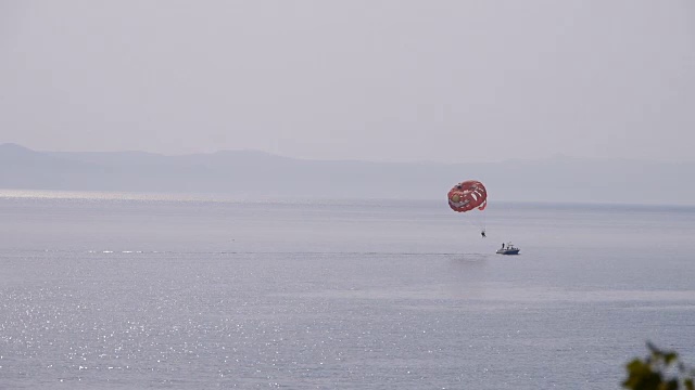 在亚得里亚海上滑翔。美丽的海景背景。不认识的人的剪影。视频素材