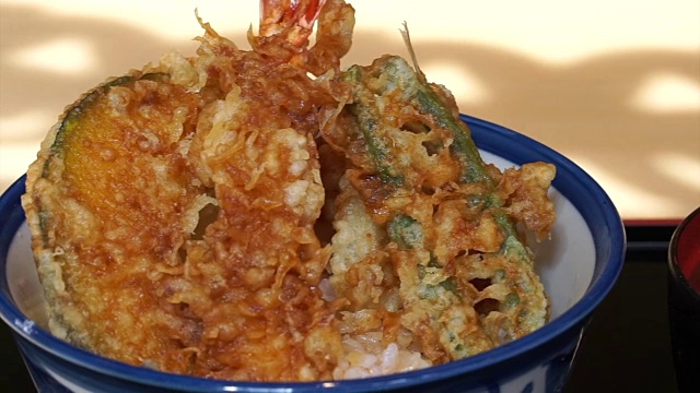 日本料理，炸海鲜天妇罗虾、鱼、鱿鱼和蔬菜配饭视频素材