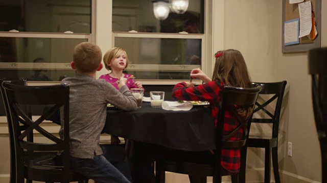 三个孩子在餐桌上一起吃意大利面和肉丸视频下载