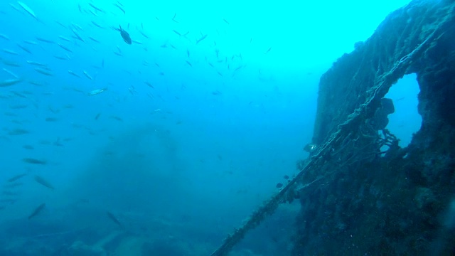 潜水者探索第一次世界大战沉船视频素材