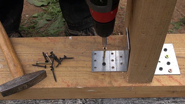 建造者建造木制房屋框架视频素材
