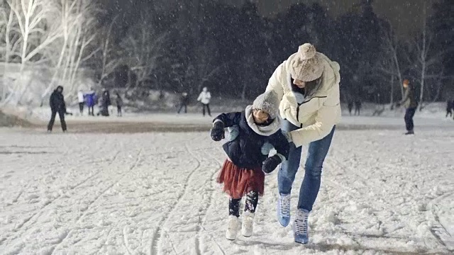 小女孩和妈妈练习滑冰视频下载