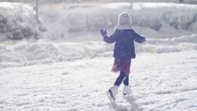 兴奋的小女孩第一次滑冰视频下载