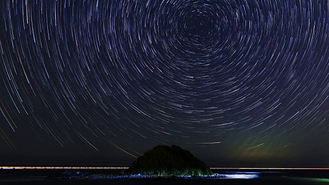 壮丽的螺旋星迹与岛屿的海洋。视频素材