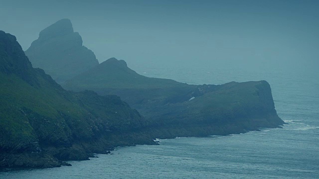 海边的巨石悬崖视频素材