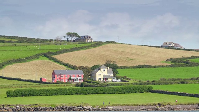 爱尔兰一个小村庄里的一小块农田视频下载