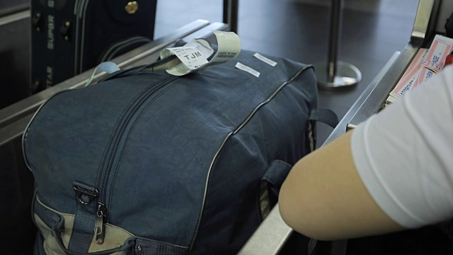 女人白天在机场为航班准备行李视频素材