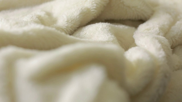 白色毛皮作为背景或纹理。温暖的毯子视频素材