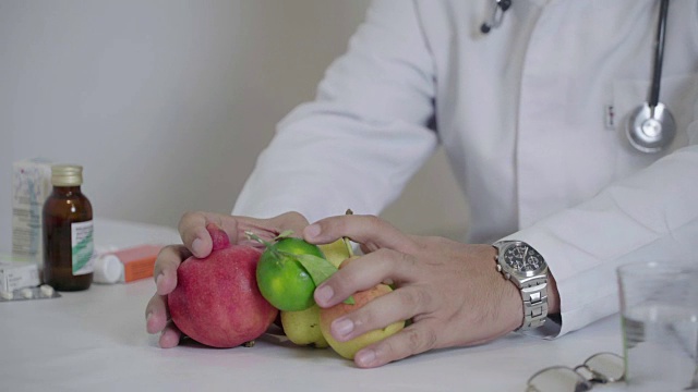 专业医生建议用水果代替药物视频素材