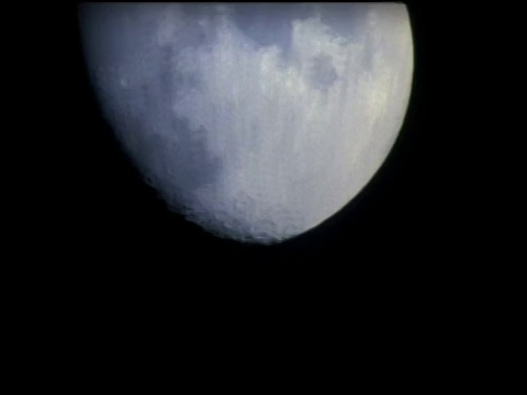 中等镜头倾斜下月亮在黑色的天空视频下载