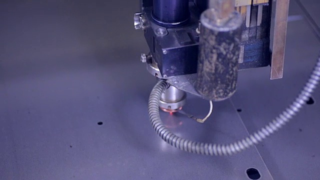 现代自动化激光金属切割机。制造高精度钢零件的现代重型工业设备视频素材