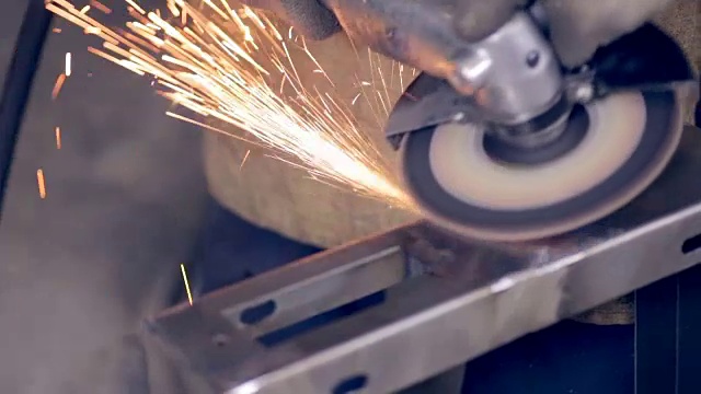 在金属加工厂使用工业磨床操作金属的工人视频素材