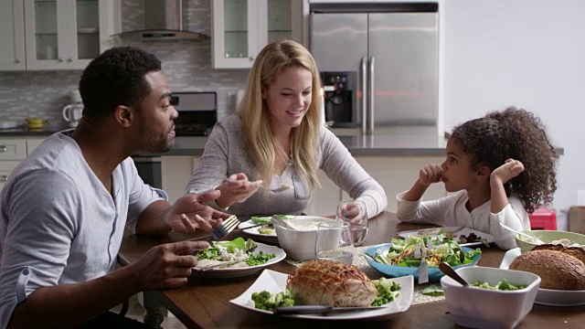 女孩和她的混血父母在厨房用餐，拍摄于R3D视频素材
