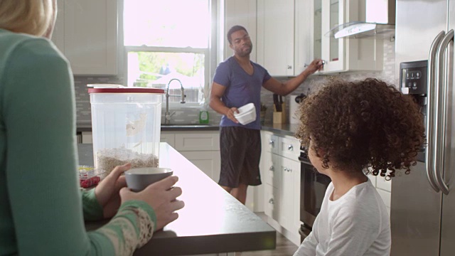 一对混血夫妇和女儿在厨房里聊天，特写镜头，用R3D拍摄视频素材