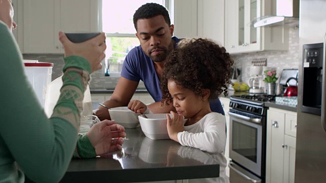 一对混血夫妇和女儿在厨房吃早餐，拍摄于R3D视频素材