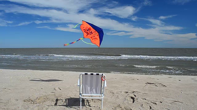 沙滩上的躺椅，大海和风筝。视频素材