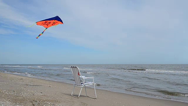 沙滩上的躺椅，大海和风筝。视频素材