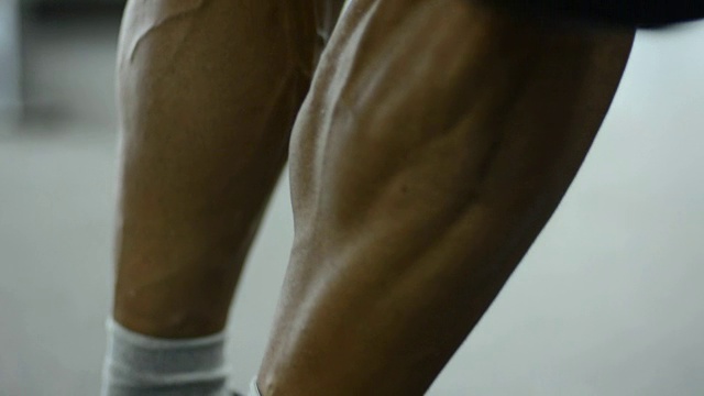 运动员训练腿部肌肉视频下载