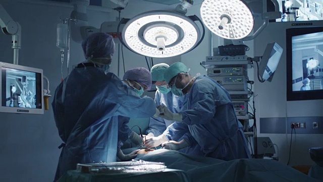 医疗队在现代手术室进行外科手术视频素材