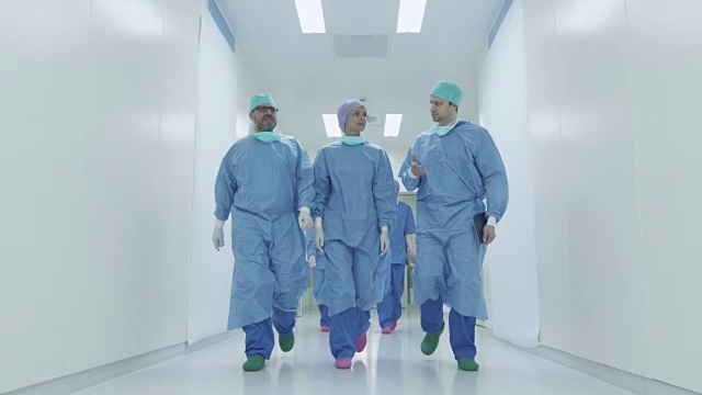 一队医生和护士走过医院视频素材