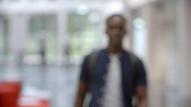 一个黑人男大学生走进大厅视频素材